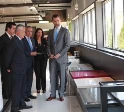 Don Felipe, junto al presidente Griñán y el ministro Soria, durante su recorrido por las instalaciones del Grupo Cosentino
